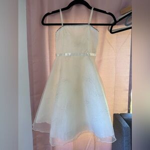 Girls white sparkling flowly dress size 5/6 missing a couple border gems